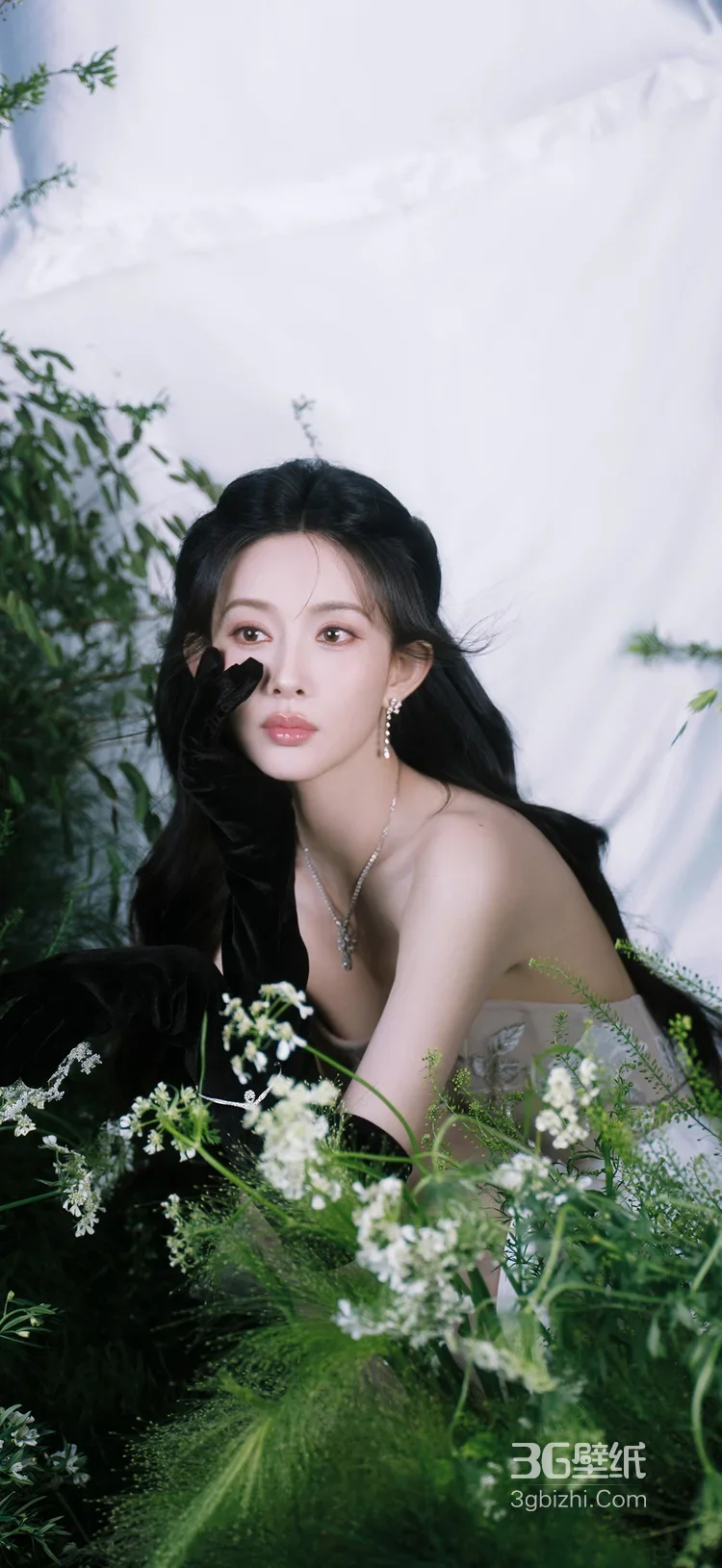 杨超越·暗黑奢华造型 复古优雅风艺术写真6