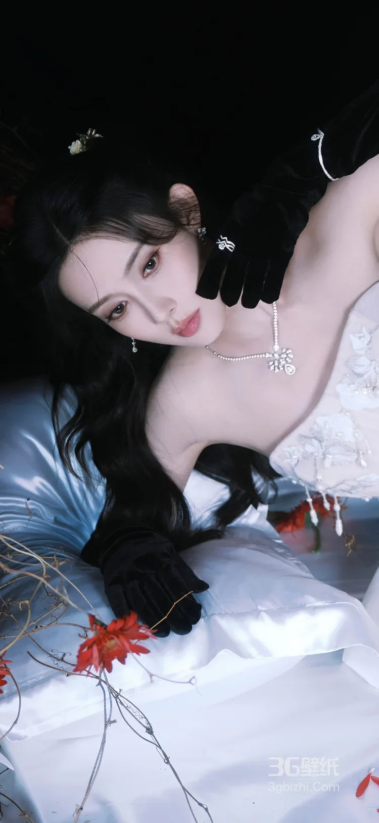 杨超越·暗黑奢华造型 复古优雅风艺术写真5