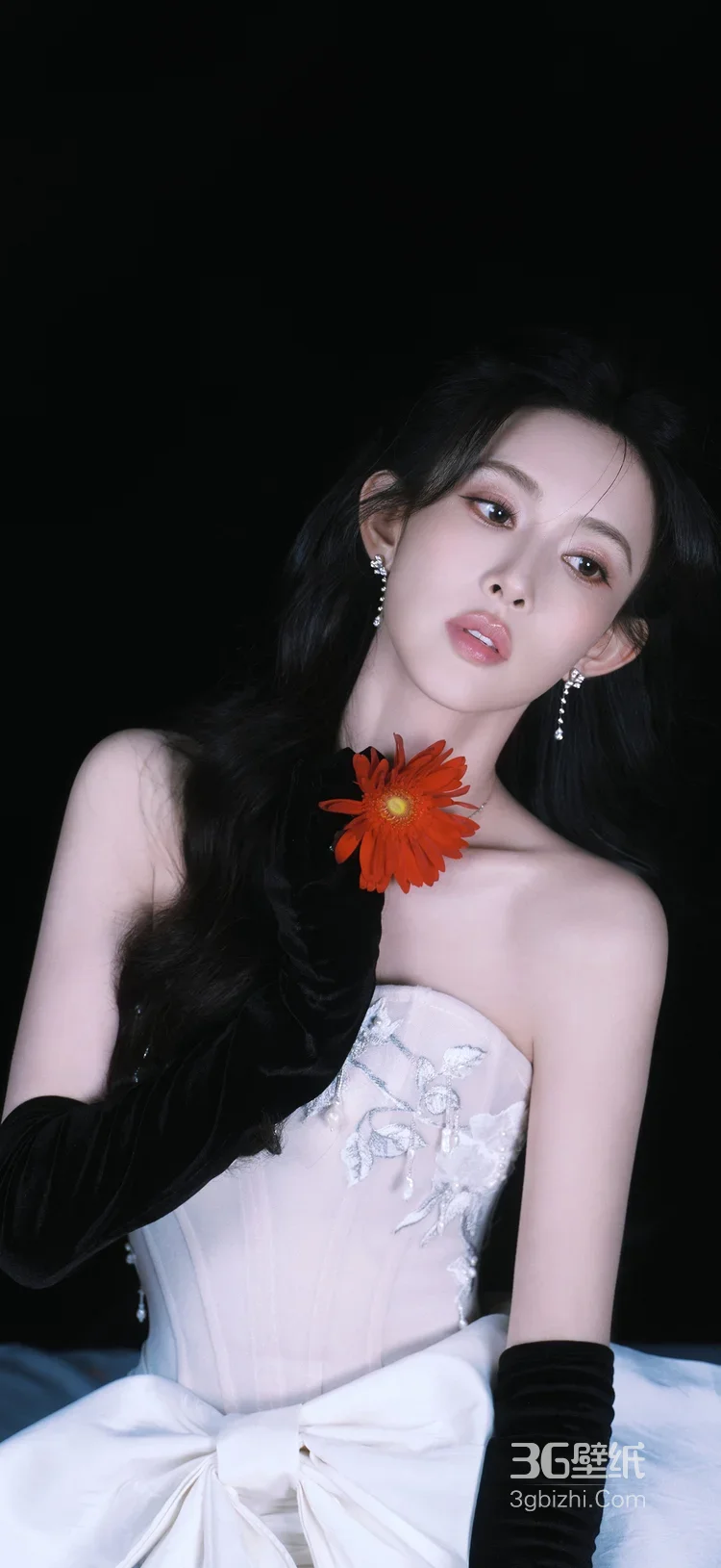 杨超越·暗黑奢华造型 复古优雅风艺术写真7