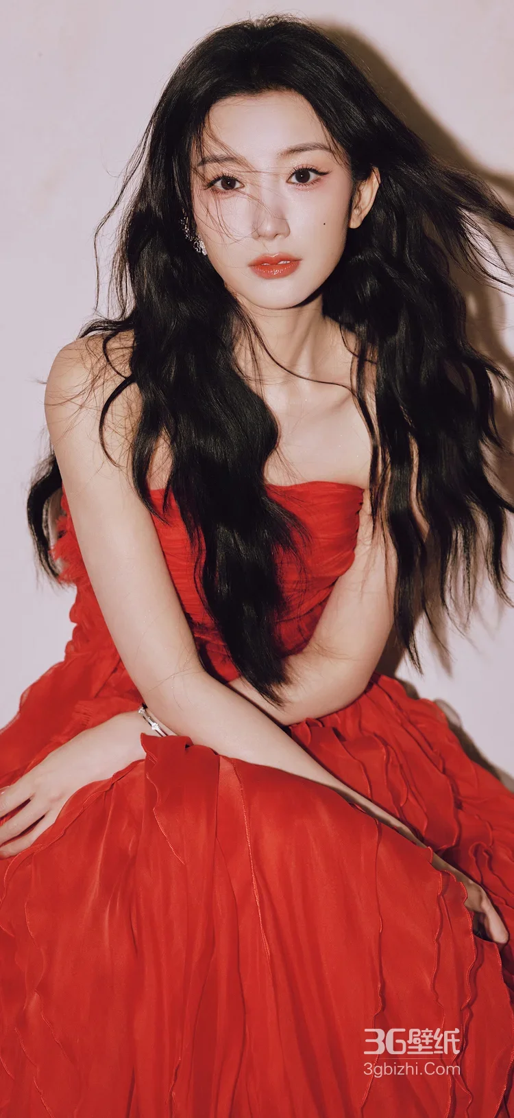 毛晓彤 红裙黑长卷 慵懒氛围感写真 明星时尚大片3