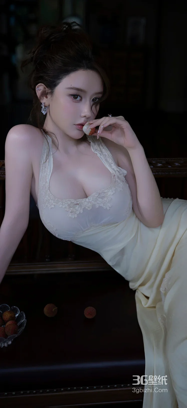 唯美复古风女生·蕾丝裙持荔枝 复古椅优雅写真 氛围感女生写真2