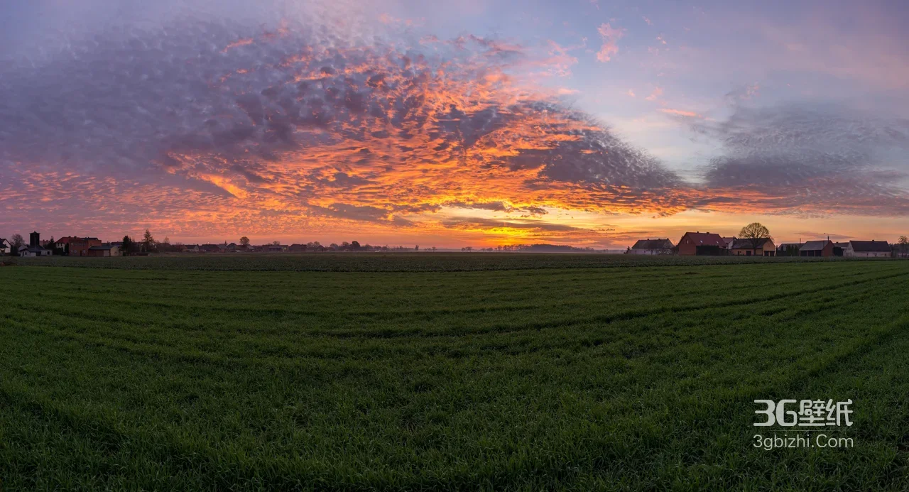 田园晚霞全景 绚烂天际与绿野乡村壁纸1