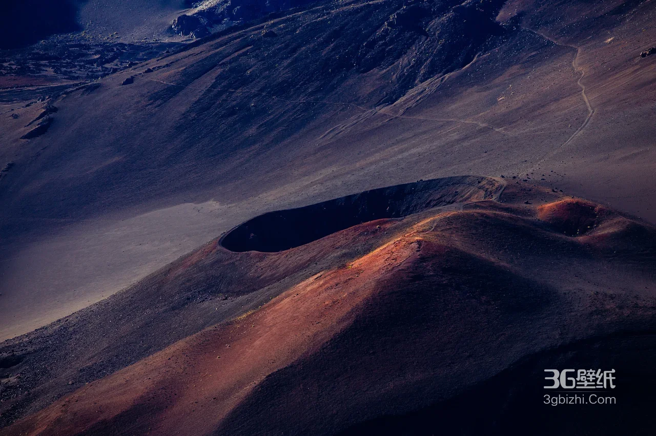 火山口赤色熔岩地貌·光影写实风·高清桌面背景1