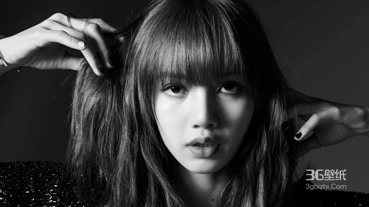 长直发齐刘海韩国女团 BLACKPINK 的成员Lisa（本名 Lalisa Manoban）·黑白经典时尚写真·高清桌面背景1