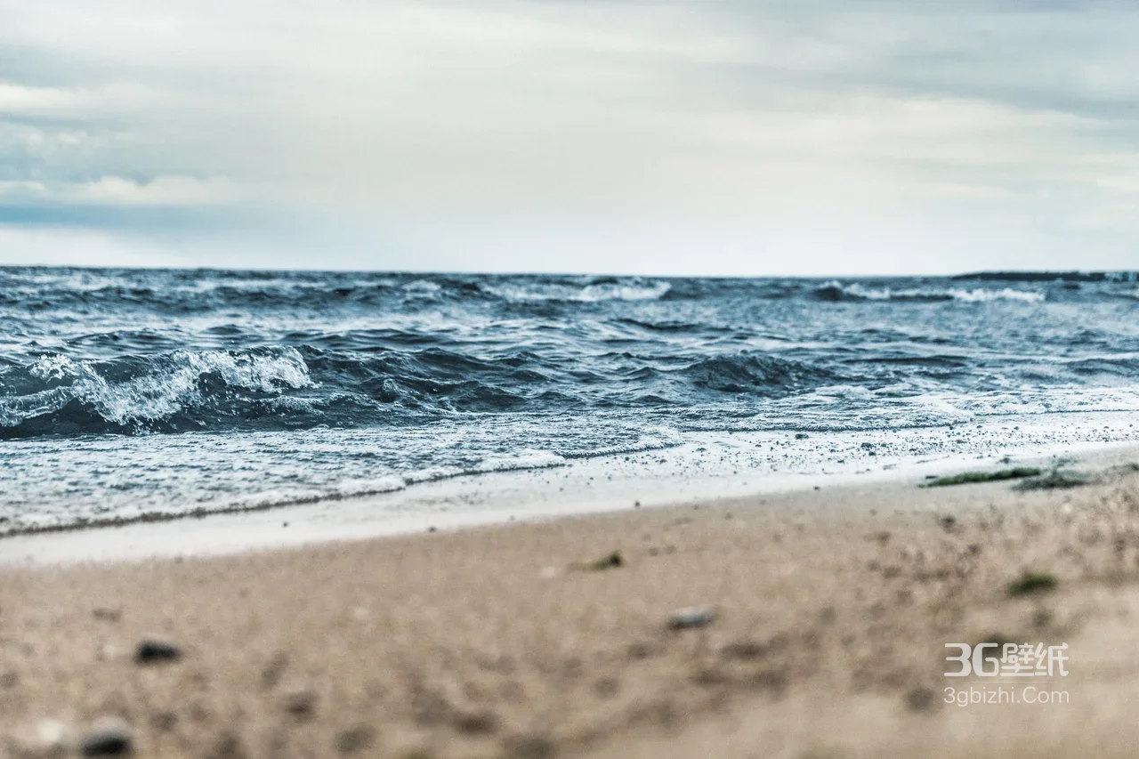 海浪拍打沙滩·浪花飞溅海面写实自然风高清风景桌面背景1