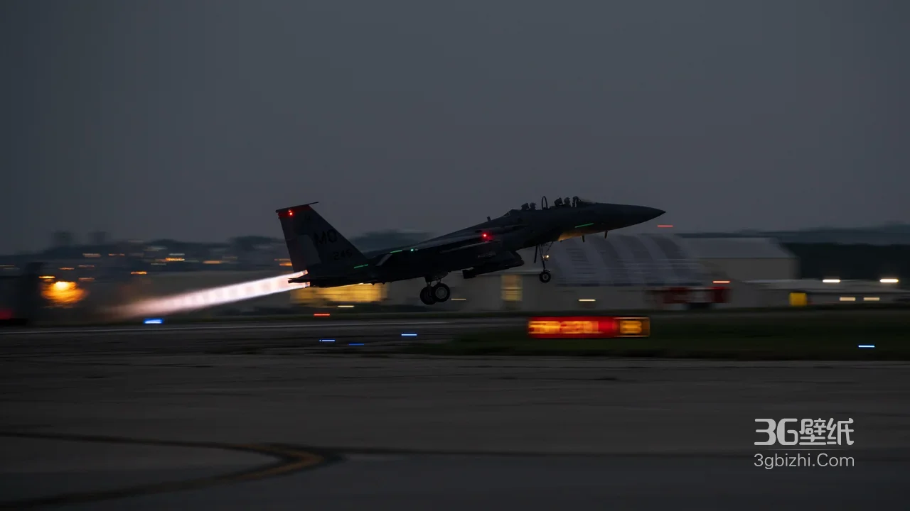 战斗机夜间起飞·暗黑写实军事风·车机壁纸优选1