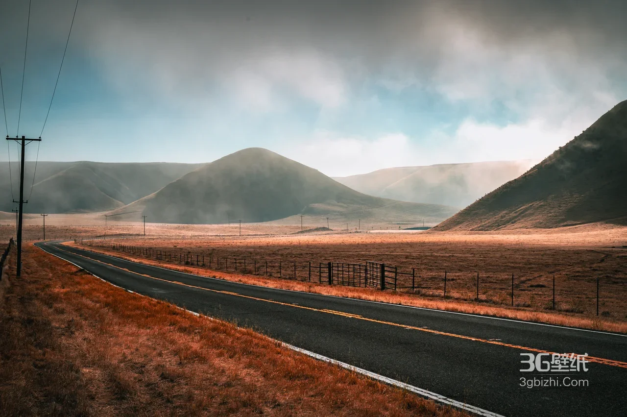 荒漠公路远山迷雾·写实风 小众桌面图1