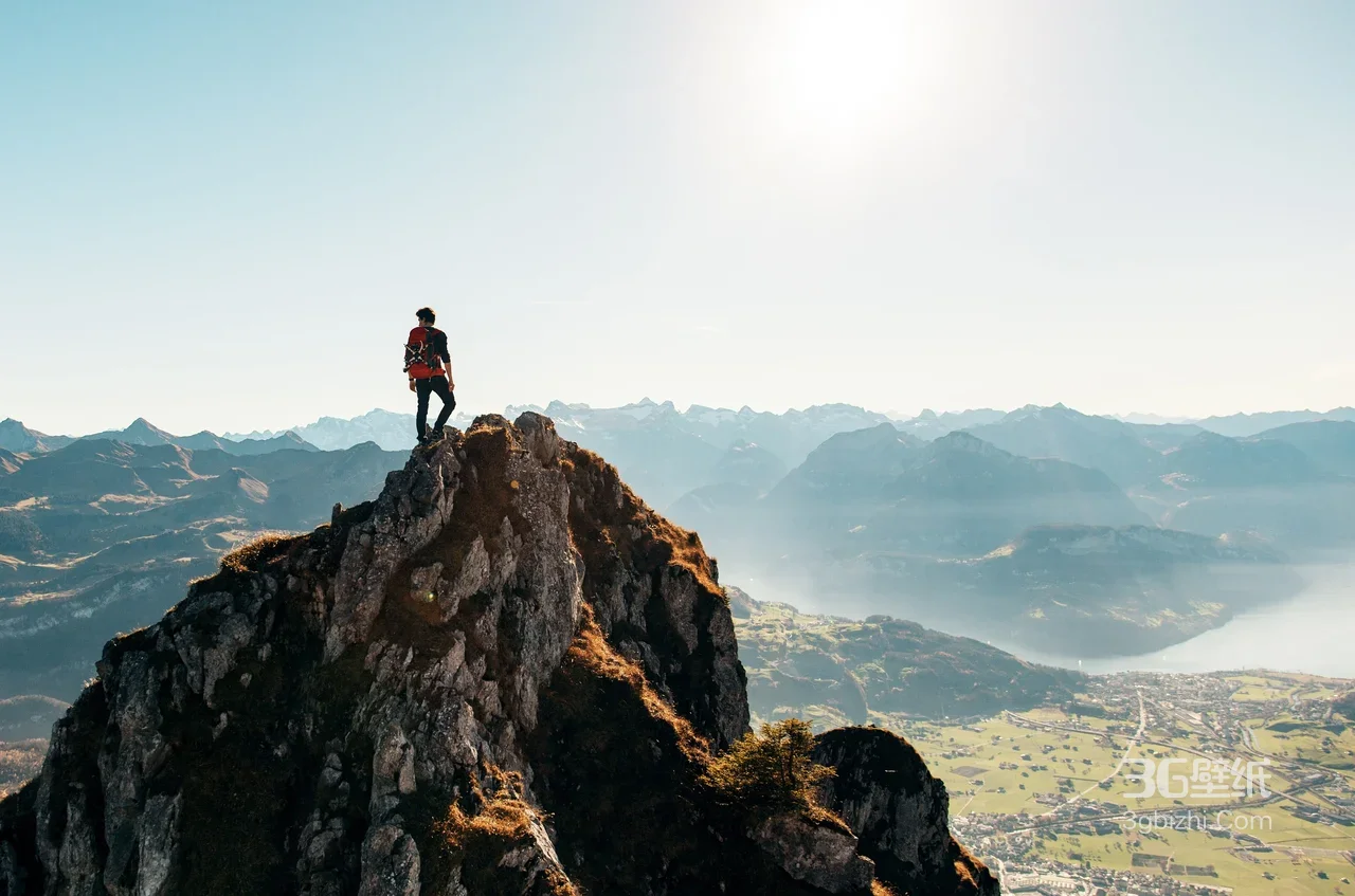 登山者立山巅 写实风山湖城镇壮阔景 电脑桌面壁纸1