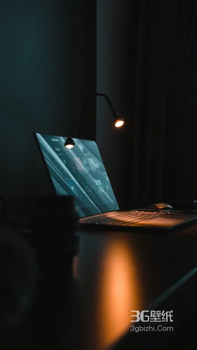 深夜办公桌面·笔记本台灯暗黑风 深夜桌面氛围感手机壁纸1