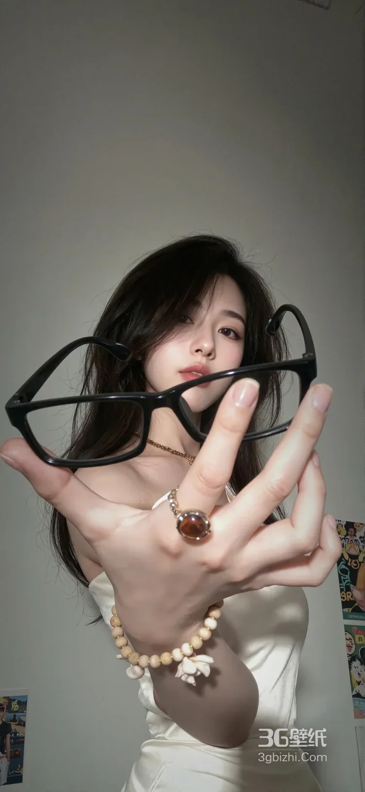 气质女生手持黑框眼镜 清新写实风 高级感女生随拍1