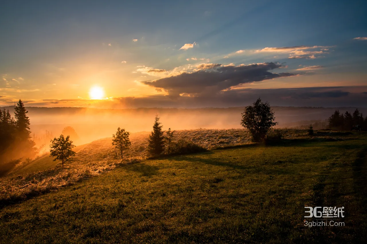 晨雾草坡日出唯美自然风电脑壁纸1