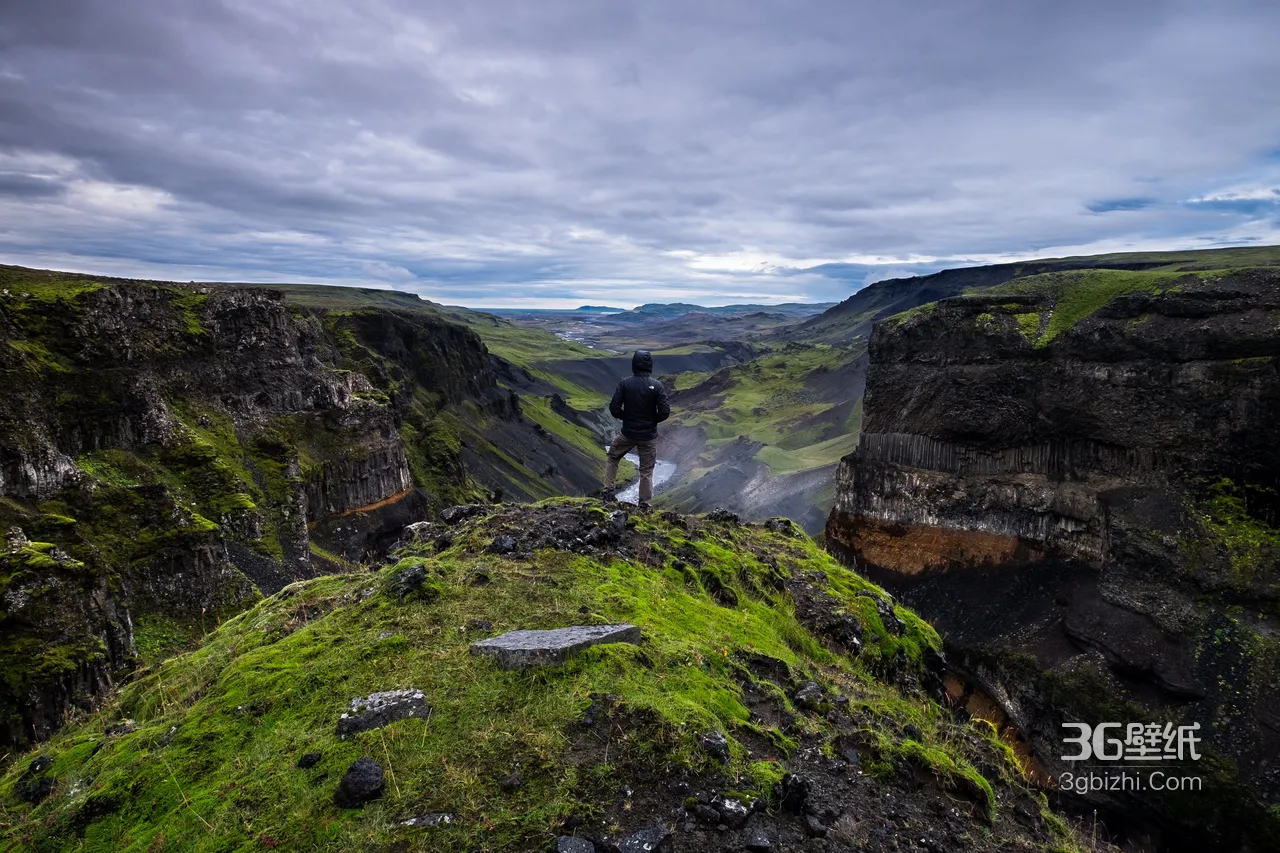 峡谷悬崖徒步者眺望·写实自然风 冰岛地貌电脑壁纸1