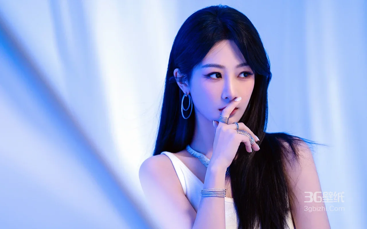 杨紫·冷艳时尚风写真 宽屏电脑壁纸1