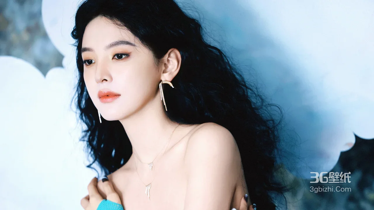 章若楠·卷发梦幻风 影视演员唯美电脑壁纸1