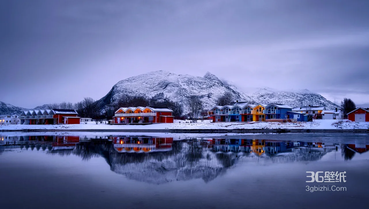 北欧雪乡彩色木屋·唯美雪景 雪山湖水倒影电脑壁纸1