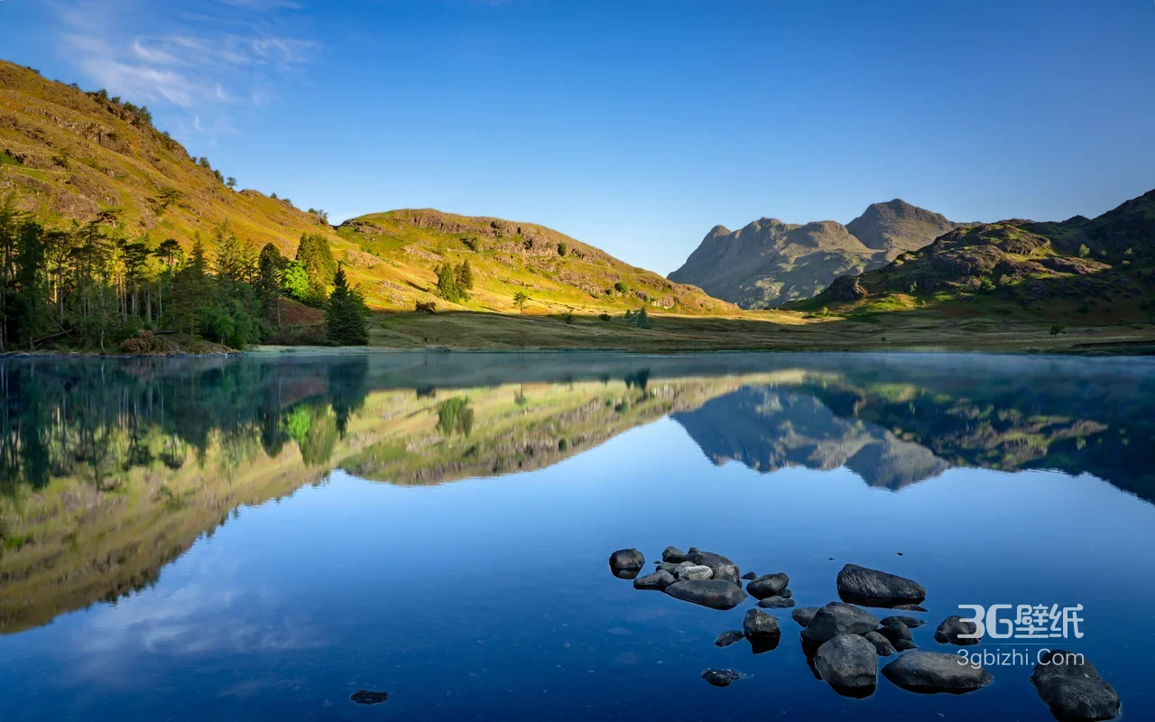 山湖松林倒影·石林点缀·唯美写实高清新自然风光桌面背景1