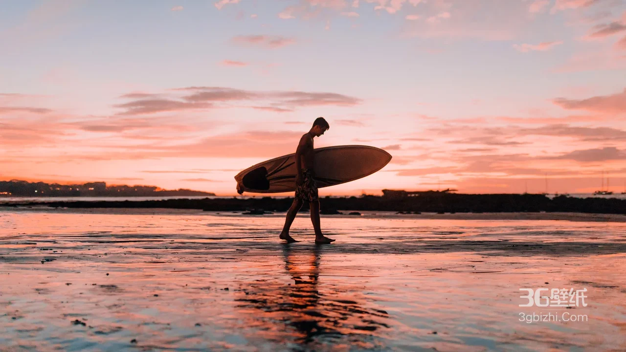 冲浪少年·海滩日落漫步 唯美黄昏冲浪壁纸1