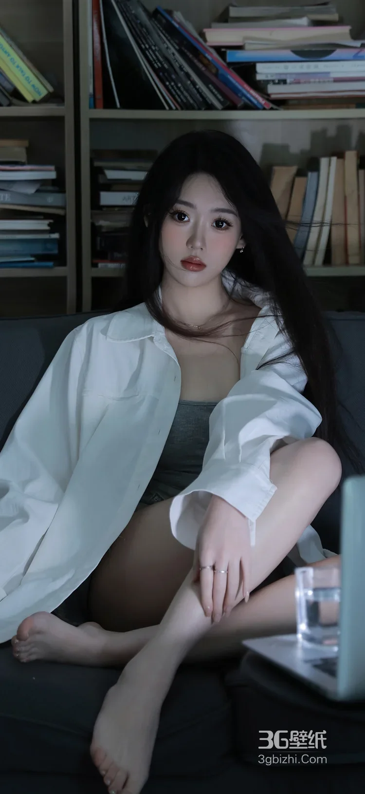 居家慵懒风女生·书房沙发写实氛围感写真 高热度女生图1