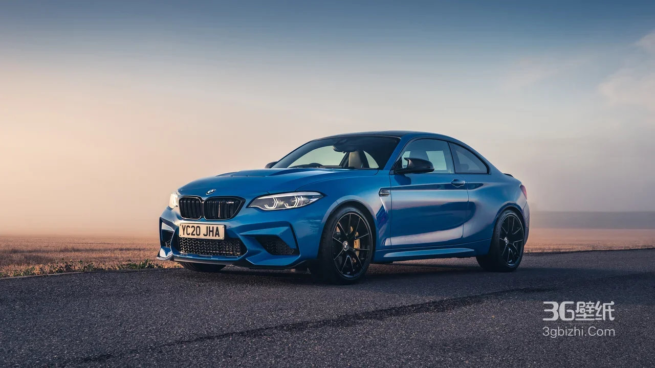 宝马M2跑车·写实质感 晨雾旷野宽屏车机壁纸1