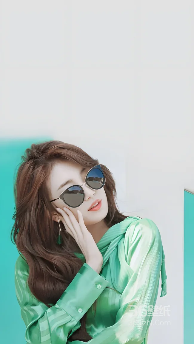 裴秀智·绿衣墨镜卷发 清新时尚风手机壁纸1