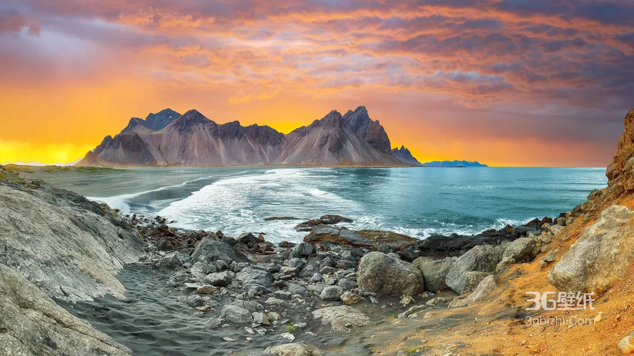 冰岛海岸礁石沙滩山脉日落·唯美写实风景电脑壁纸1