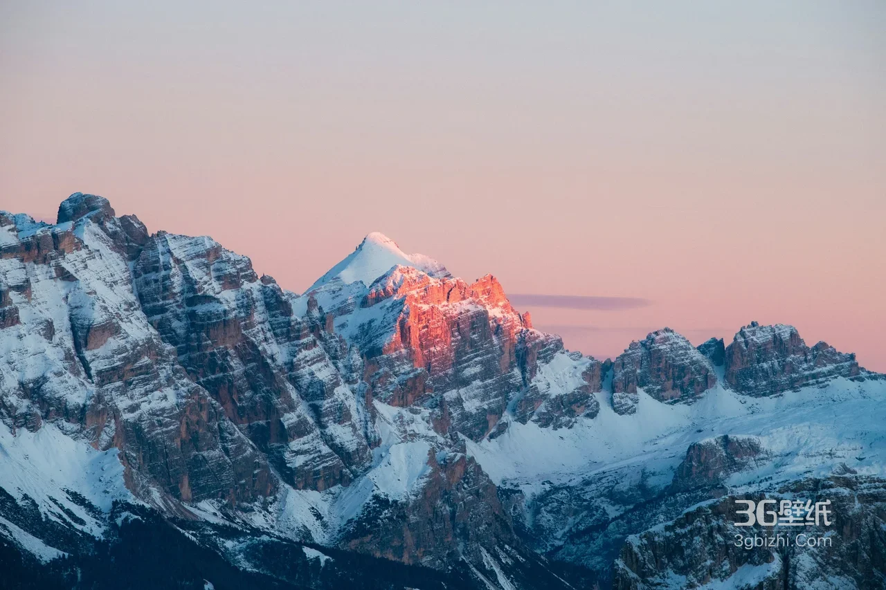 雪山群峰·日出暖光渲染 唯美写实宽屏电脑壁纸1