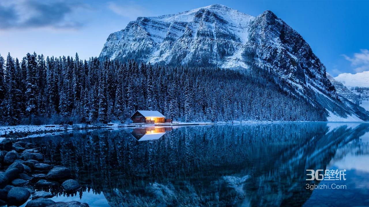唯美雪山湖泊雪林小屋·静谧蓝调电脑壁纸1