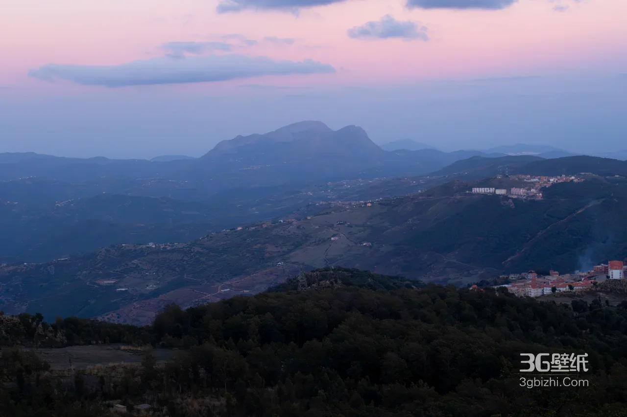 山间暮色村落·唯美写实风电脑桌面风景壁纸1
