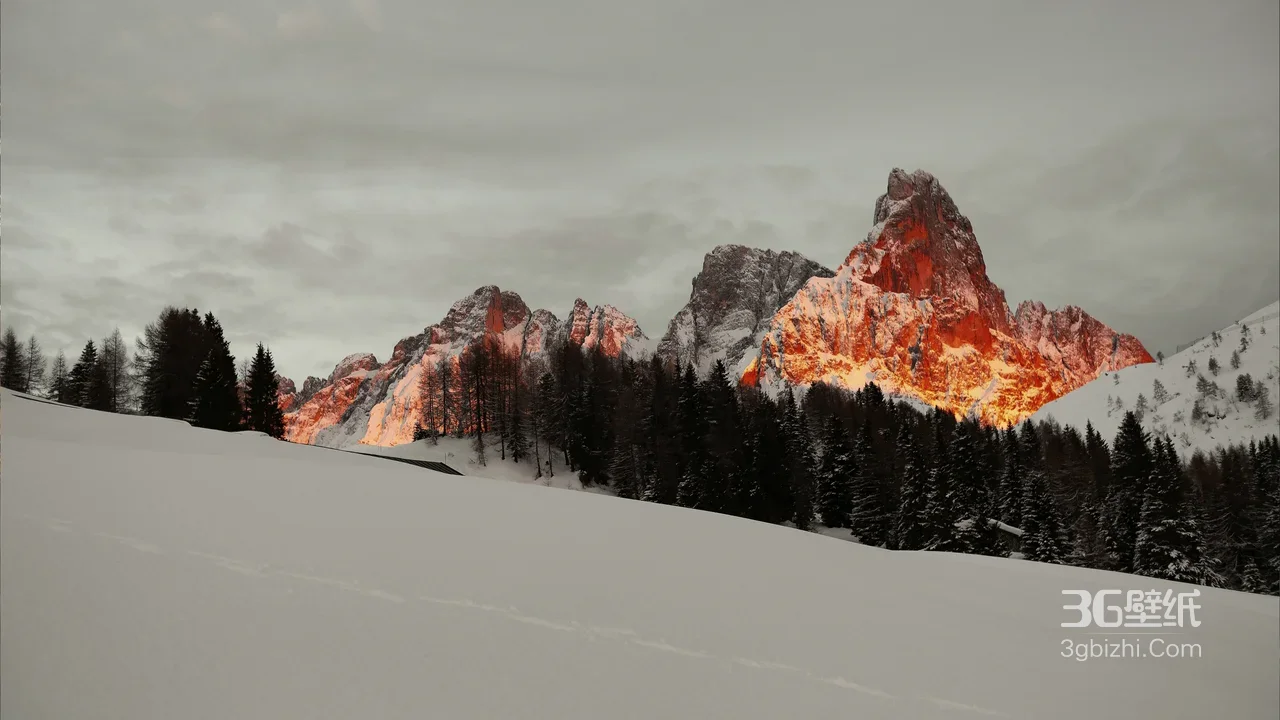 雪山松林·焰红孤峰 唯美写实 雪景山峰电脑壁纸1