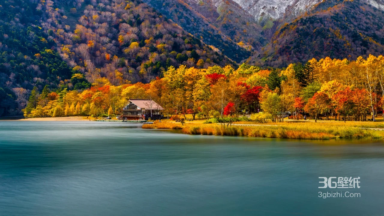 湖畔秋林小屋·唯美写实·秋日山水电脑壁纸1