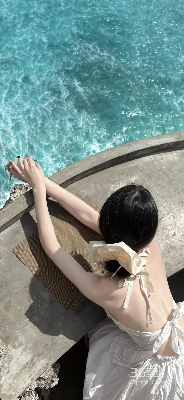 牛仔露背装女生背影·地毯场景清新风 性感女生美背写真2