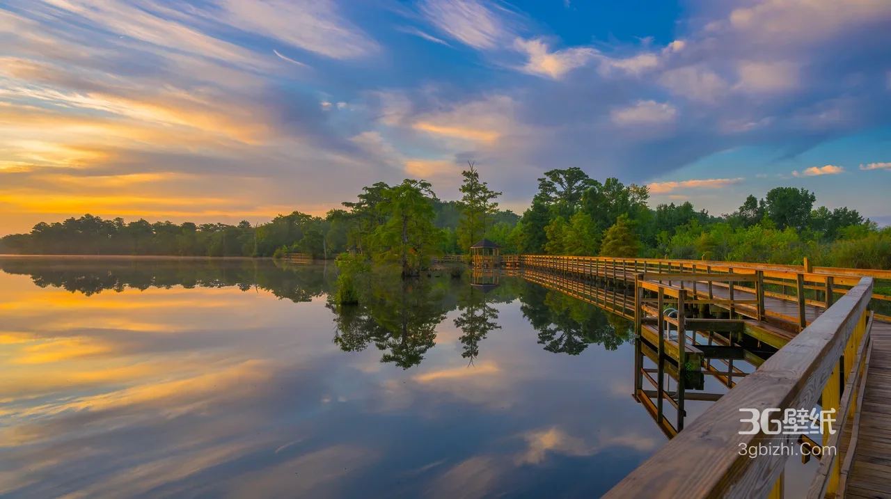 湖畔栈道·森林云霞倒影 唯美晨雾森林风景壁纸1