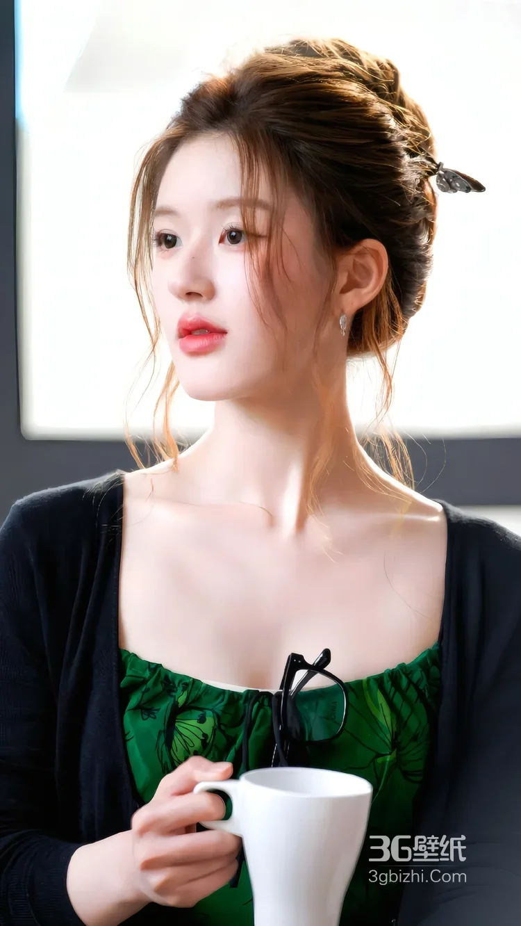 赵露思·露肩黑裙光影唯美 氛围感明星写真1