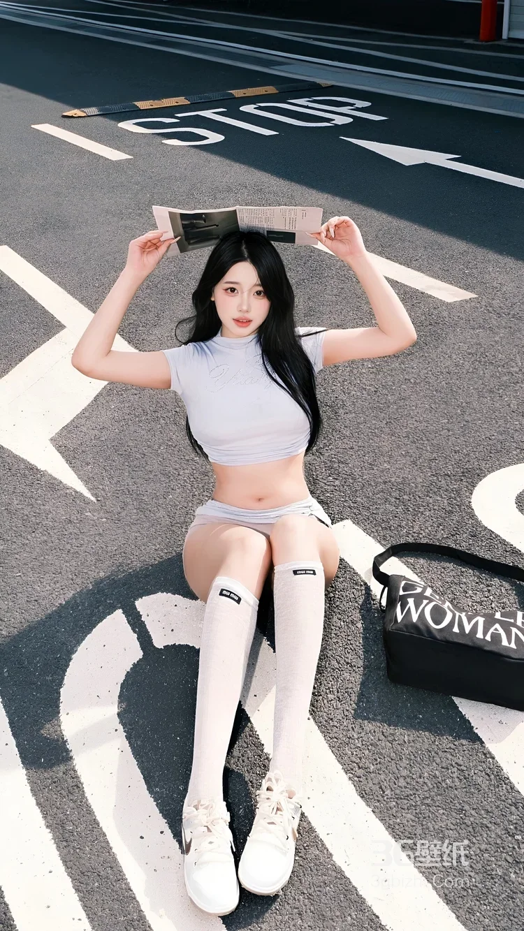 街头路面坐姿甜酷少女 清新短上衣长袜穿搭 女生街拍图5