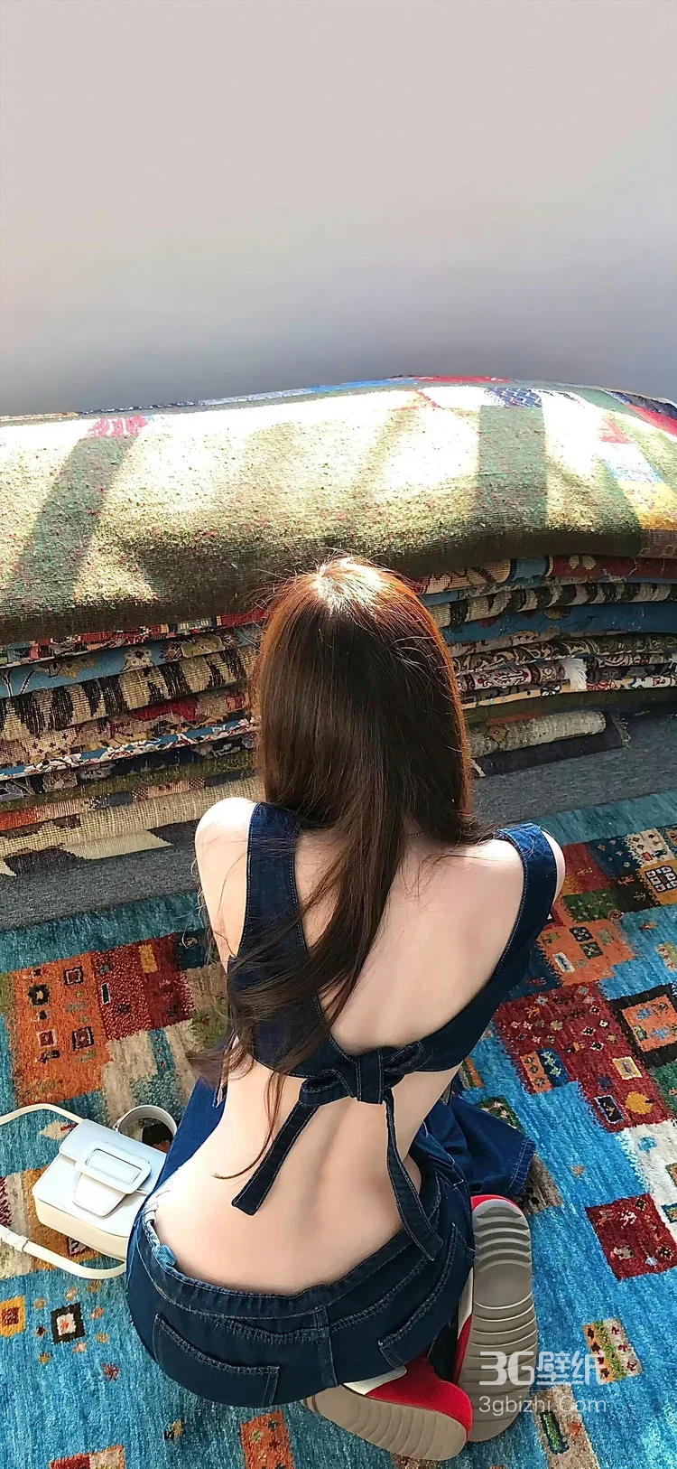 牛仔露背装女生背影·地毯场景清新风 性感女生美背写真9