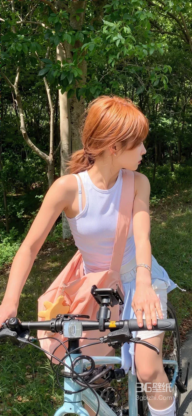 街头路面坐姿甜酷少女 清新短上衣长袜穿搭 女生街拍图2