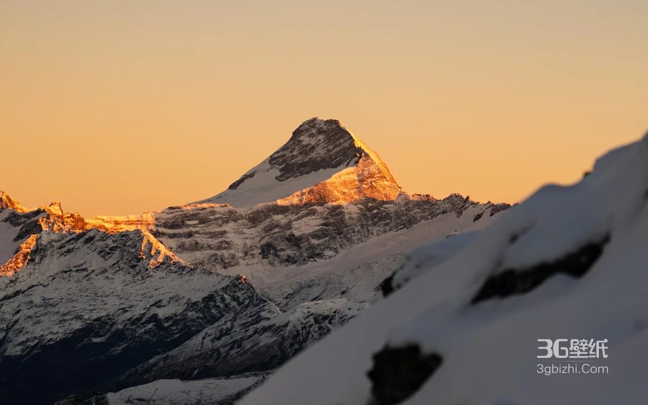 日照金山·唯美雪山盛景 高质感自然风光电脑壁纸1