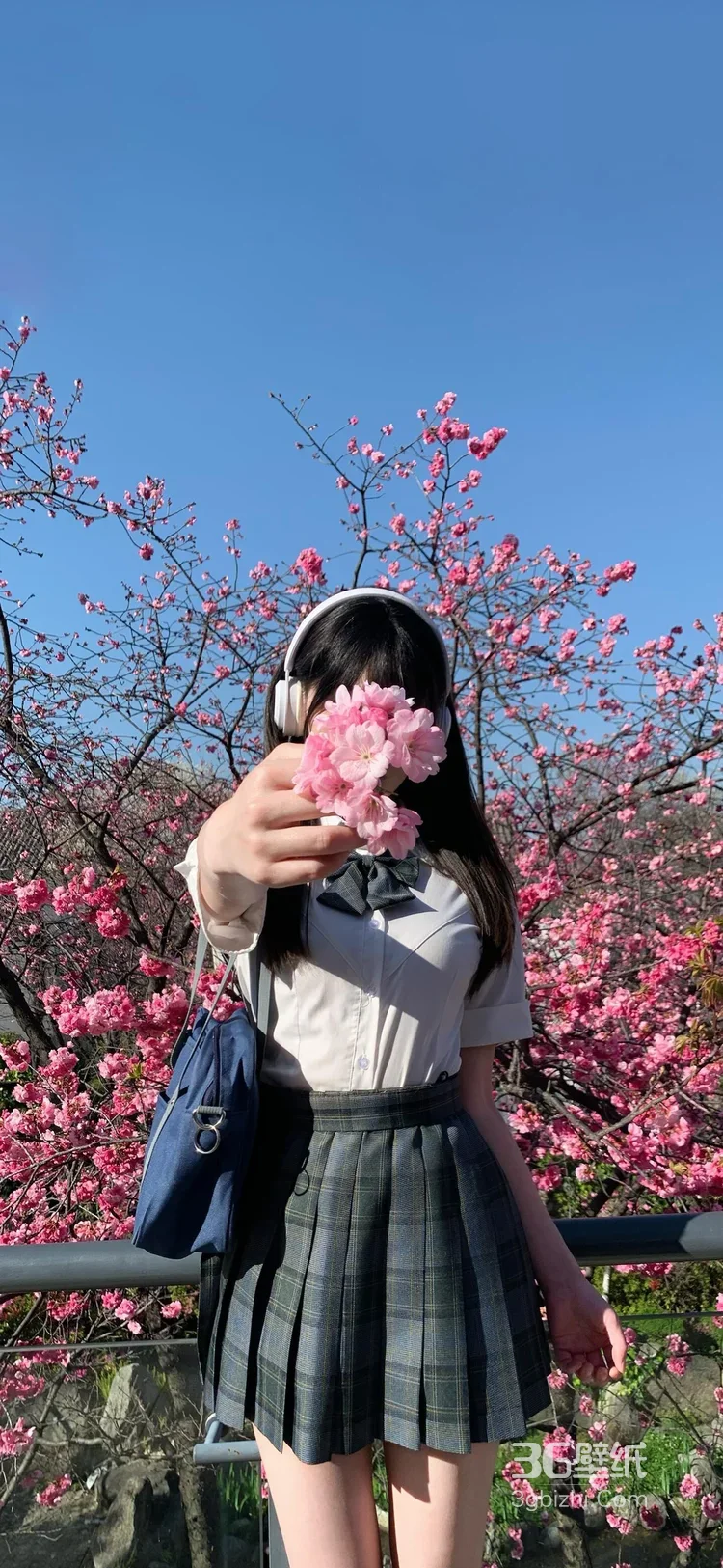 街头路面坐姿甜酷少女 清新短上衣长袜穿搭 女生街拍图3