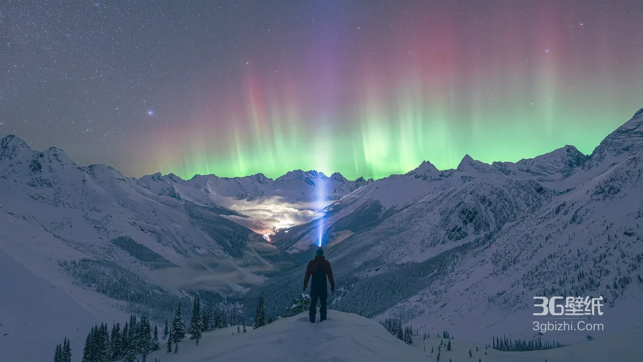 雪山极光下的旅人·唯美夜景 宽屏电脑壁纸1