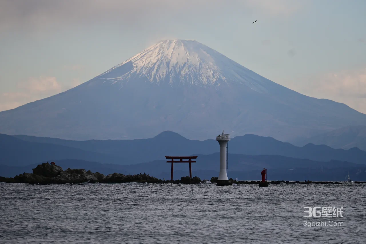 富士山·海上鸟居灯塔 日系唯美自然风景电脑壁纸1