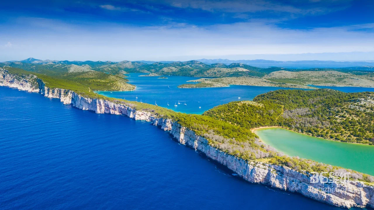 海岸悬崖与碧绿海湾·唯美写实风·高清自然风景桌面背景1