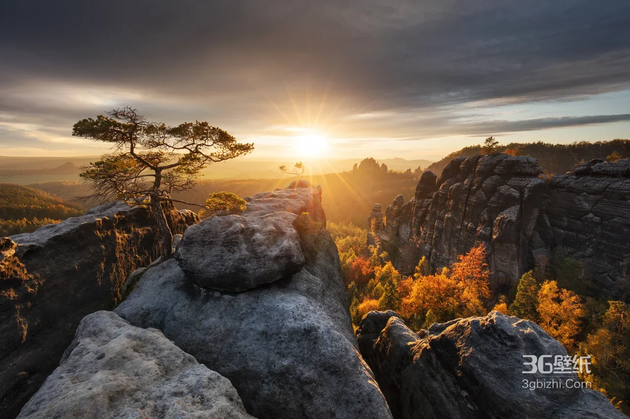 砂岩峰林秋景·孤松伴日出 唯美宽屏电脑壁纸1