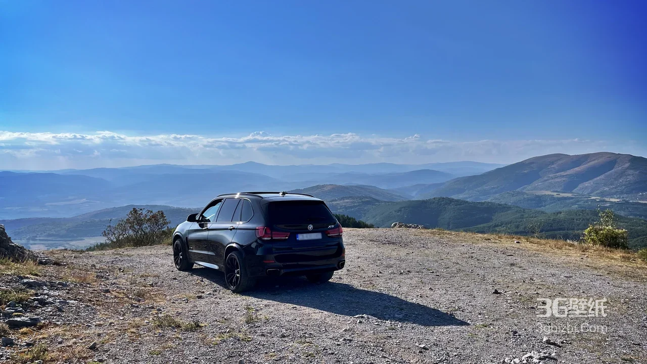 黑色宝马SUV·山间观景台 写实风高清汽车电脑壁纸1
