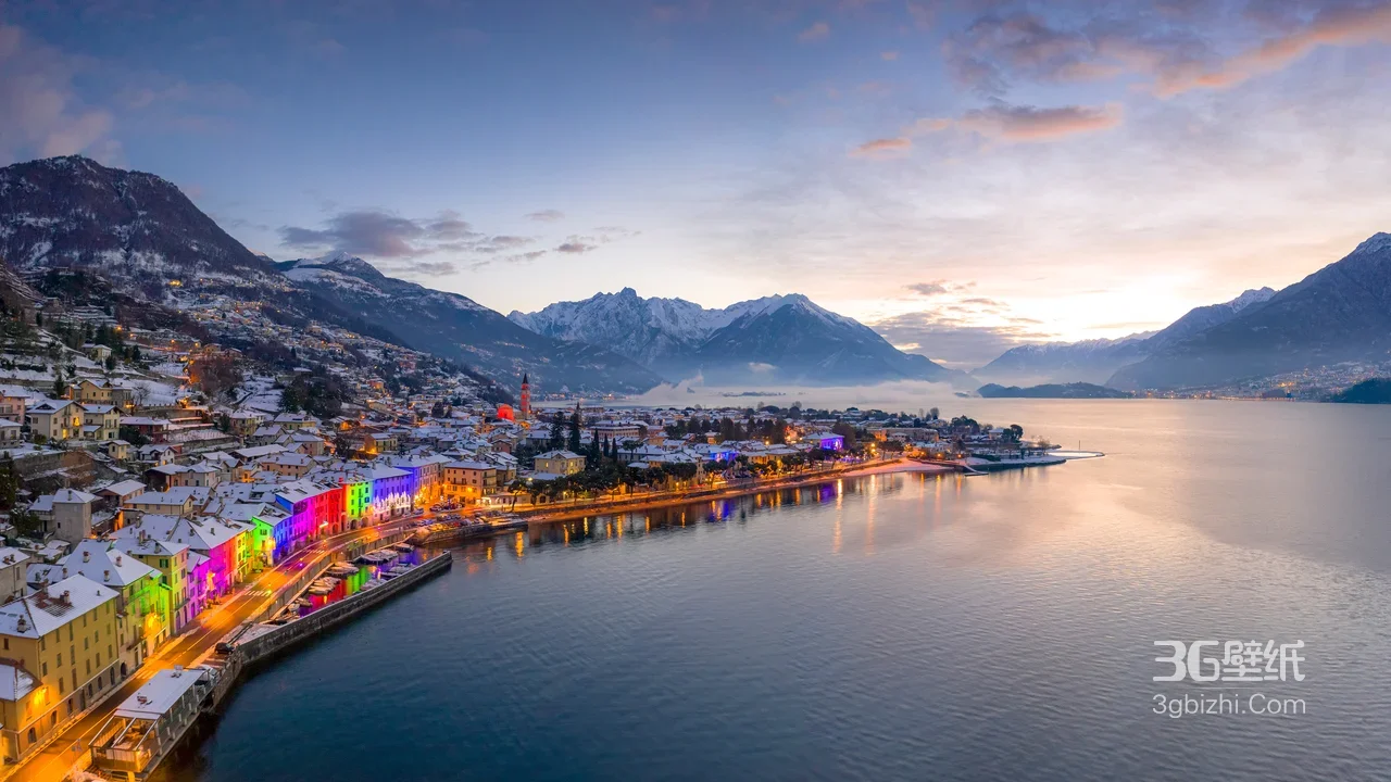 雪镇湖畔·彩屋灯影映湖 唯美冬日山水电脑壁纸1