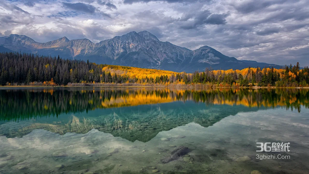 高山湖泊秋林倒影·唯美写实 秋日山水电脑壁纸1