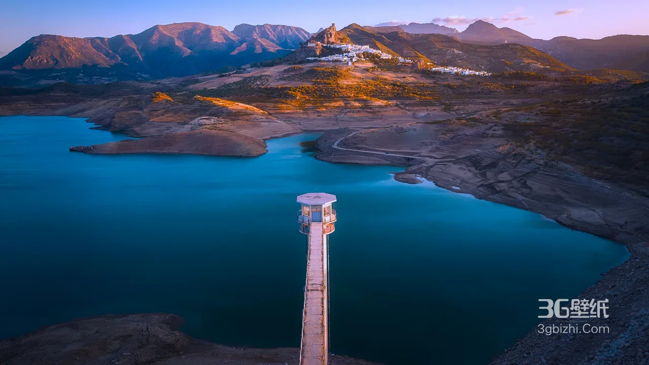 蓝湖栈道山间白镇·唯美写实·宽屏湖景电脑壁纸1