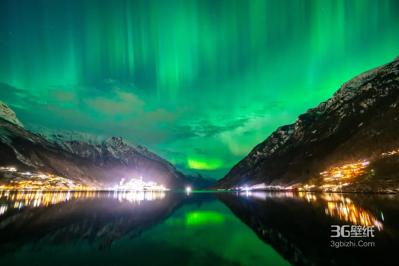 极光笼罩峡湾城镇灯火倒影唯美宽屏电脑壁纸1