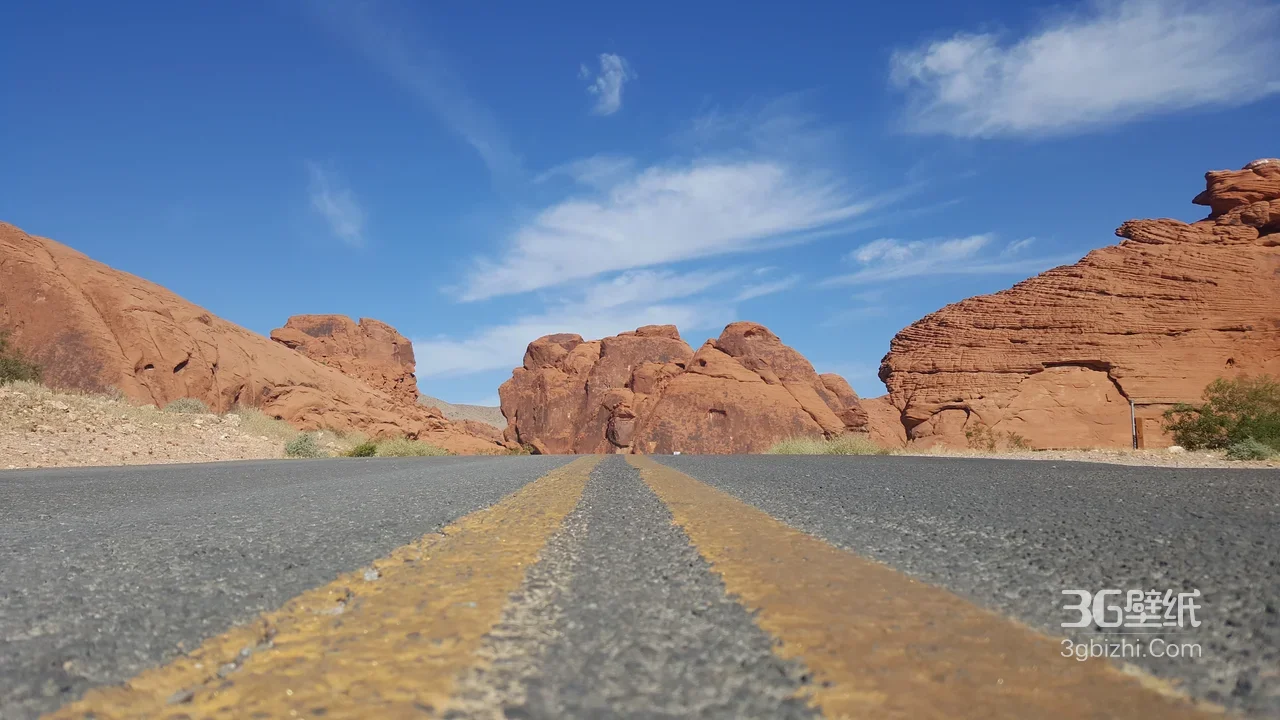 公路向红岩群峰延伸·写实自然风 火焰谷风景电脑壁纸1
