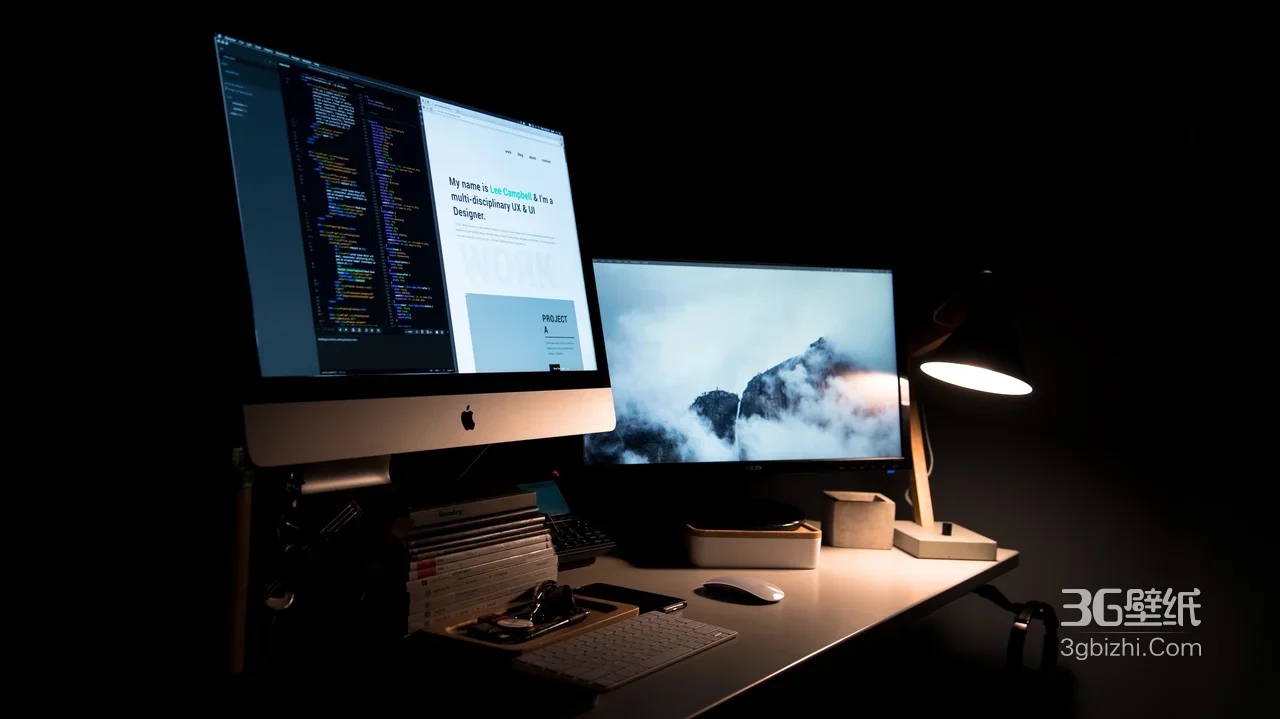暗黑风程序员设计师桌面·山雾屏 工作场景壁纸1