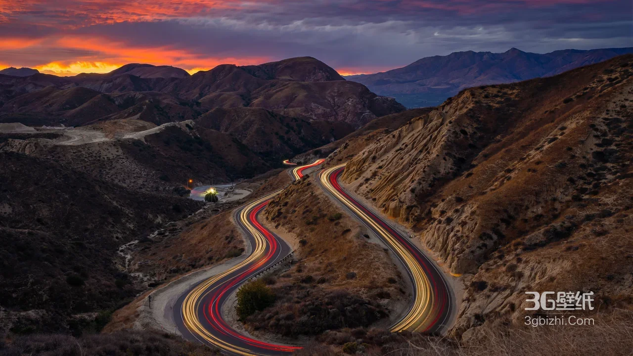 蜿蜒山间公路车流光轨·唯美写实·晚霞山峦宽屏壁纸1